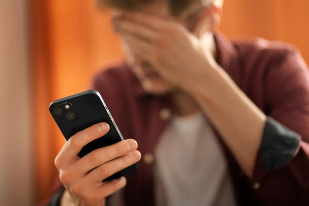 Oszustwo na kuriera – nie daj się nabrać na fałszywe wiadomości SMS!