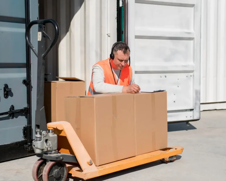 Nadaj przesyłki dłużycowe i palety z kurierem Hellmann Worldwide Logistics
