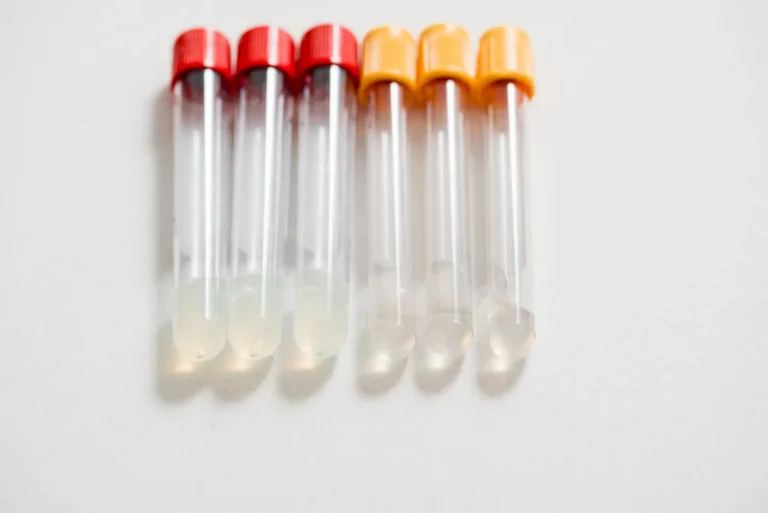 Kurier medyczny – jak można wysłać próbki i przesyłki z materiałami biologicznymi?