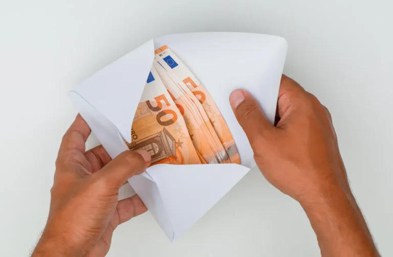 Czy mogę wysłać pieniądze kurierem?