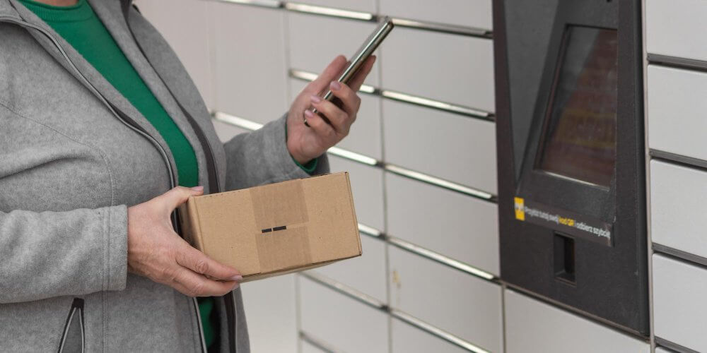 Osoba nadająca przesyłkę zagraniczną w InPost Paczkomat