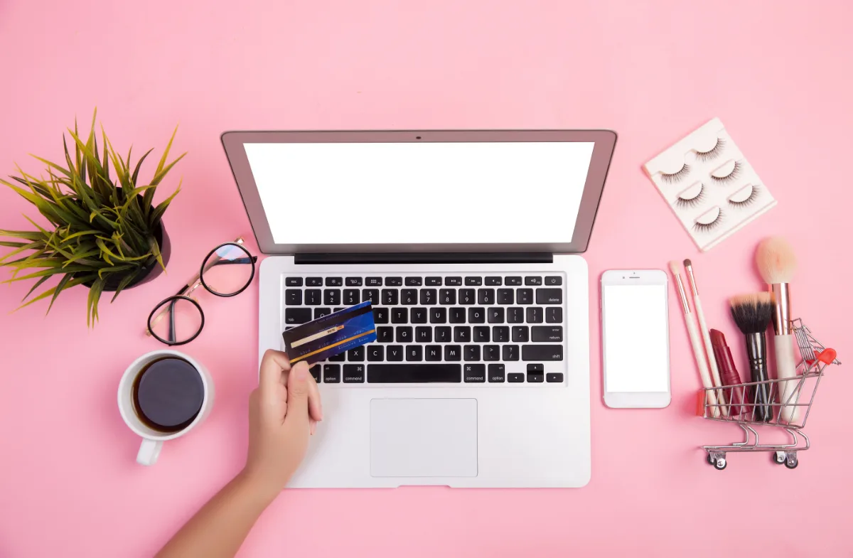 Zakupy online na laptopie z płatnością kartą