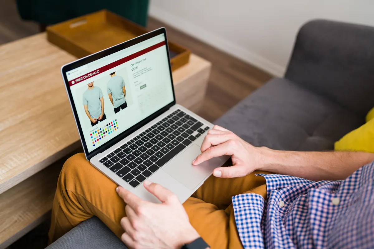 Mężczyzna robi zakupy online na platformie marketplace przez laptopa