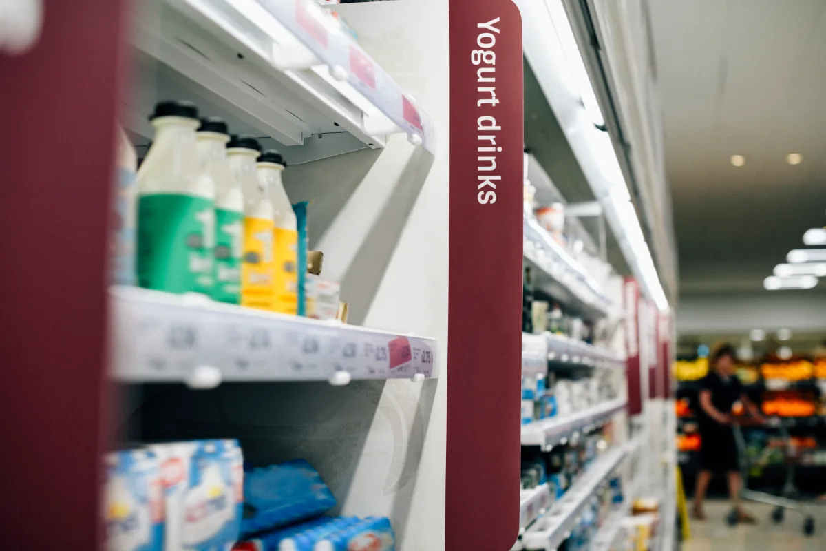 Dział z napojami jogurtowymi w supermarkecie