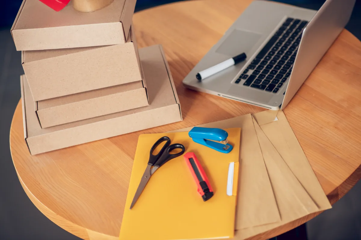 Materiały do pakowania przesyłek i laptop na stole nadawcy