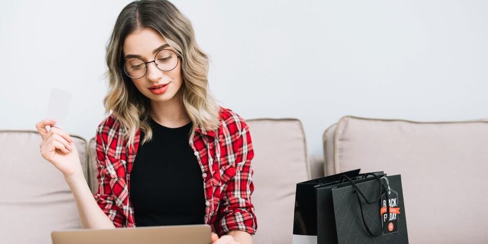 Kobieta chcąca zrobić zwrot zakupionych produktów online