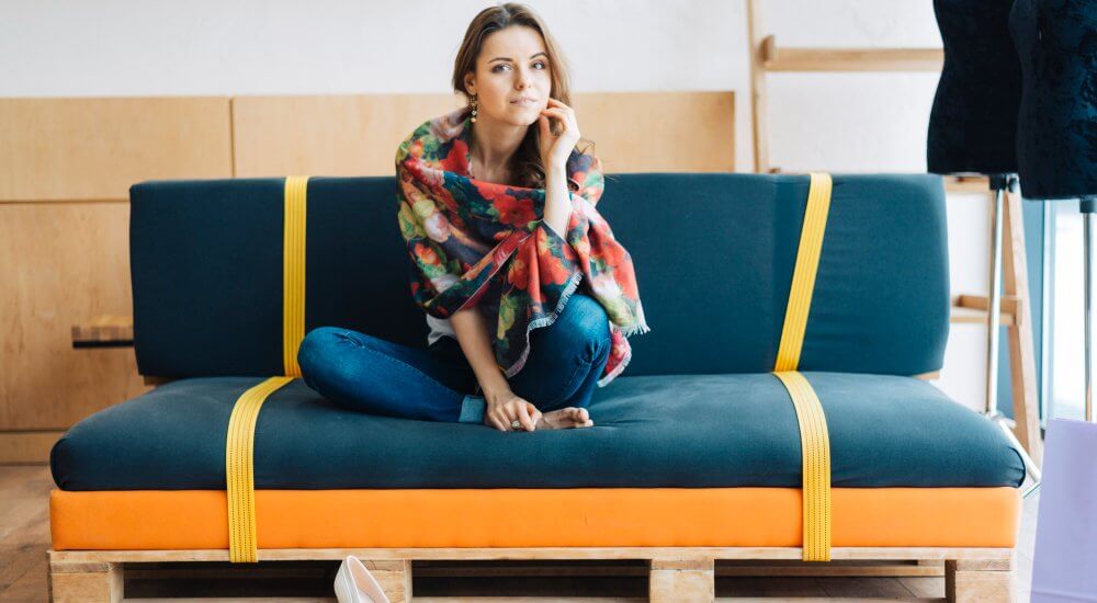 Kobieta na kanapie leżącej na palecie do wysyłki