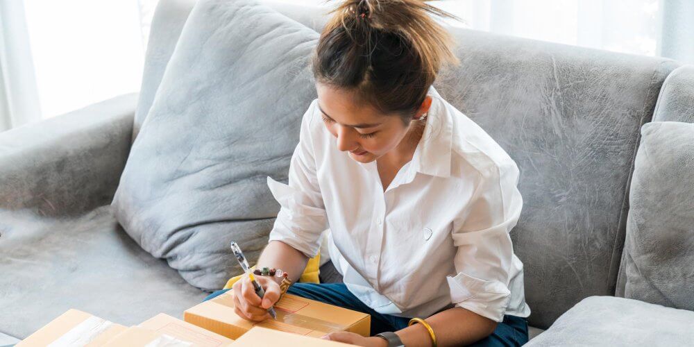 Kobieta nadająca kilka przesyłek kurierskich