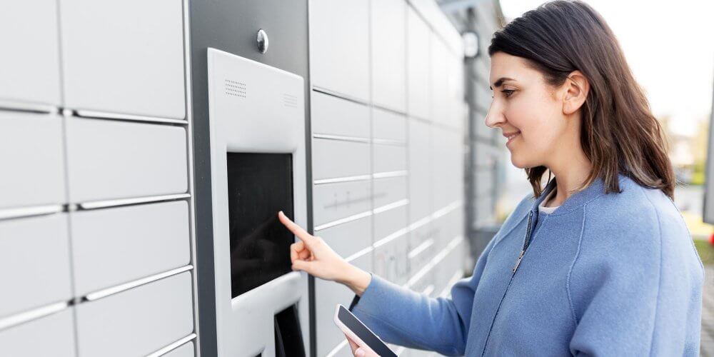 Kobieta odbierająca przesyłkę z automatu paczkowego