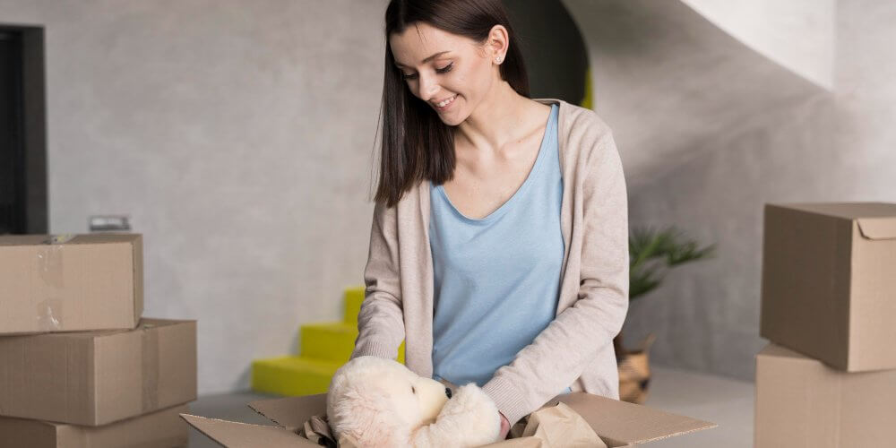 Kobieta pakują misia do wysyłki