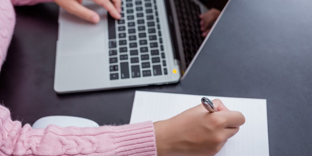 Kobieta pisząca reklamację online na zgubioną paczkę kurierską