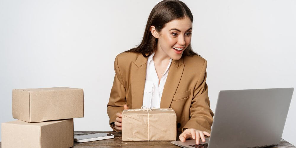 Kobieta porównująca oferty kurierów w porównywarce