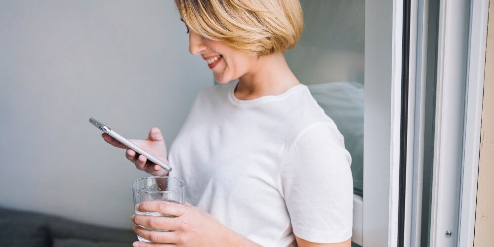 Kobieta śledząca status przesyłki