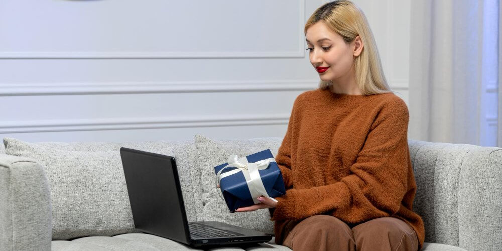 Kobieta szukająca brokera kurierskiego aby odesłać niechciany prezent
