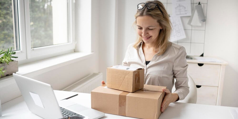 Kobieta z przesyłkami do nadania