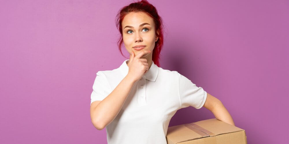 Kobieta zastanawiająca się z paczką