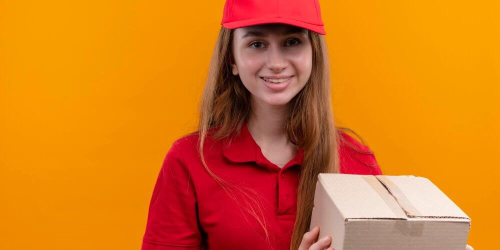 Kurierka trzymająca paczkę kurierską