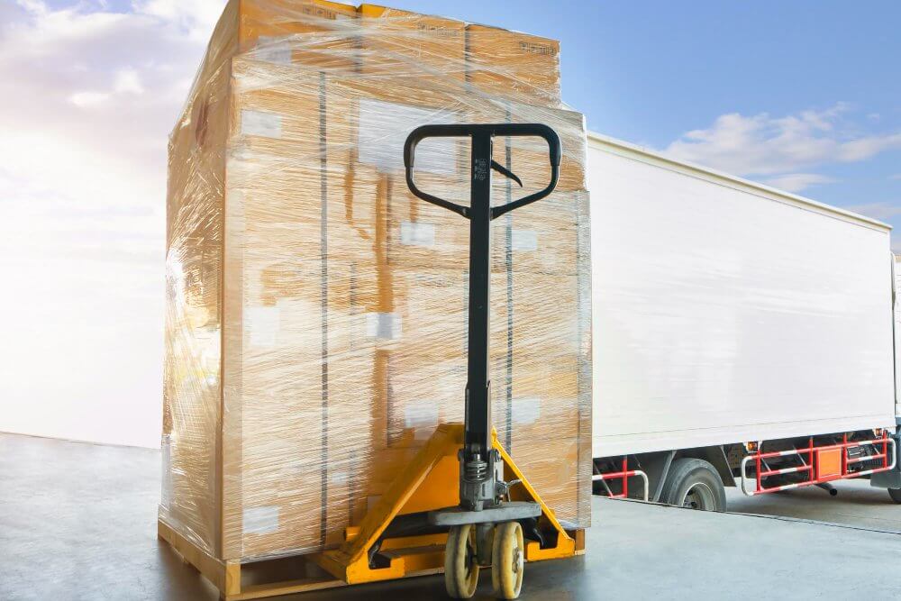 Ładowanie ciężkiej palety do samochodu ciężarowego