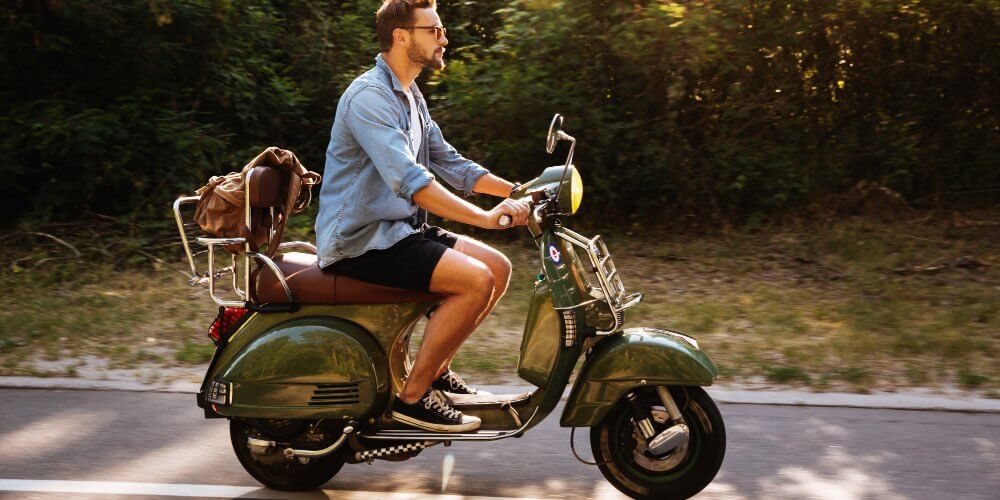 Mężczyzna na skuterze