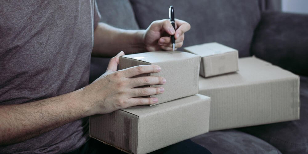 Mężczyzna nadający małą przesyłkę