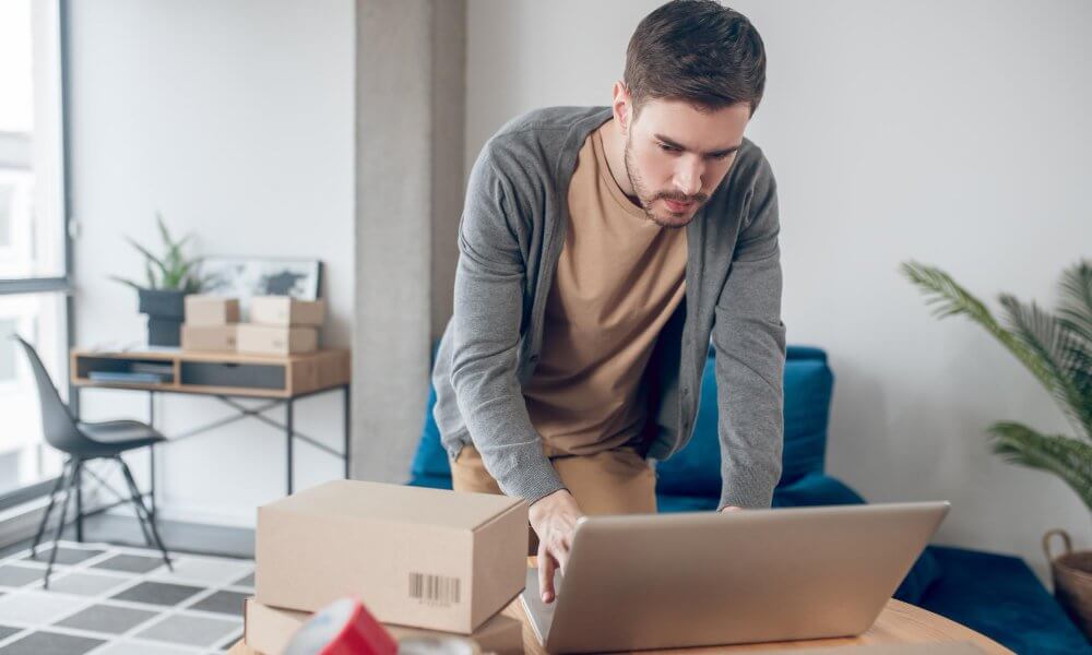 Mężczyzna nadający paczkę z pomocą brokera kurierskiego