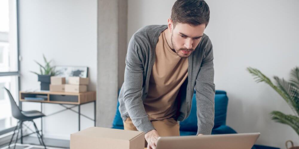 Mężczyzna porównujący oferty firm kurierskich