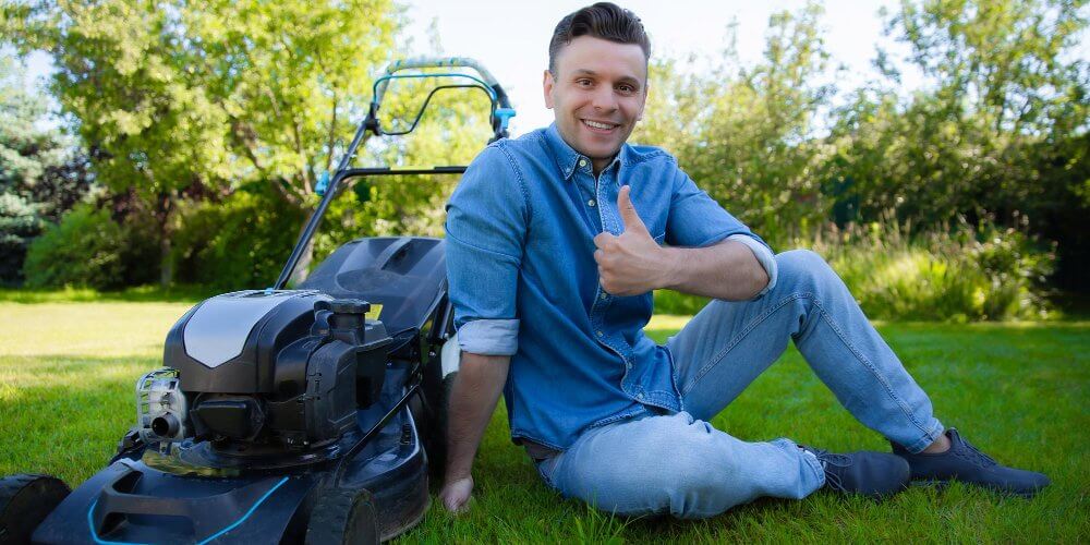 Mężczyzna z kosiarką