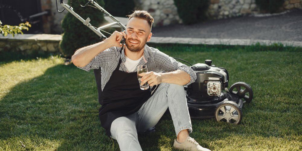 Mężczyzna zamawiający kuriera do kosiarki