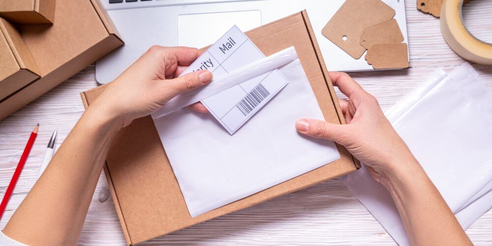 nadanie etykiety do przesyłki kurierskiej