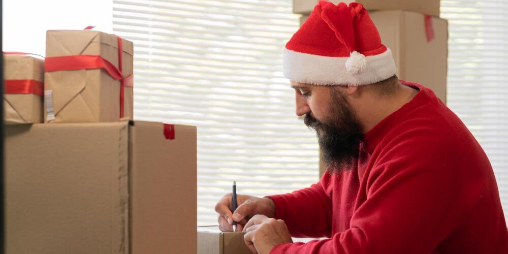 Mężczyzna nadający przesyłki świąteczne