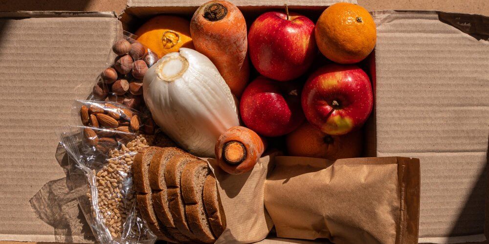 Paczka kurierska z żywnością