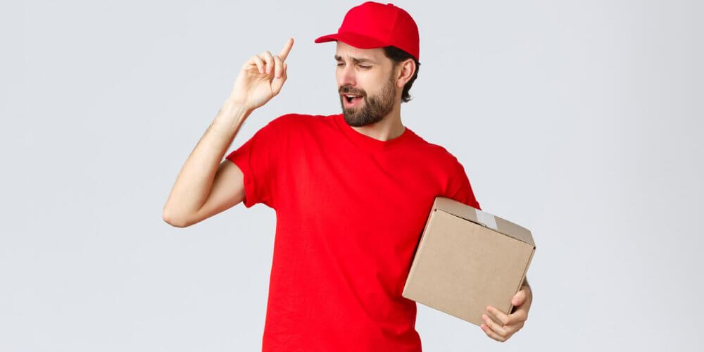 Pan kurier z przesyłką kurierską