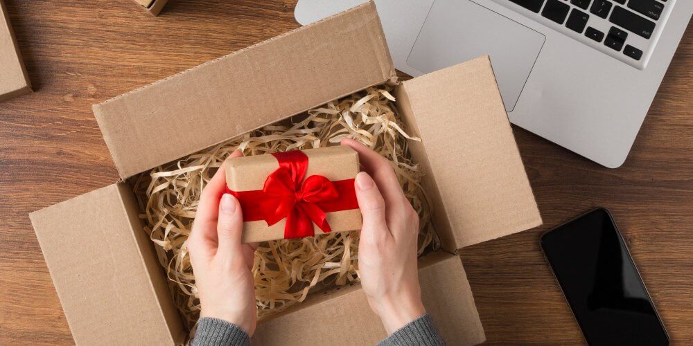 Przygotowanie prezentu do wysyłki kurierskiej