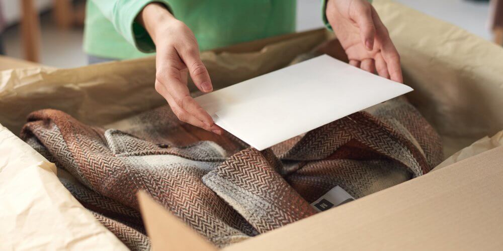 Pakowanie ubrań przez kobietę