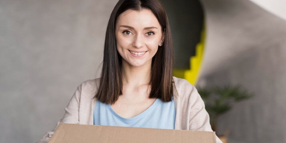 Uśmiechnięta kobieta z paczką