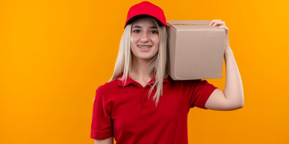 Uśmiechnięta kurierka z przesyłką