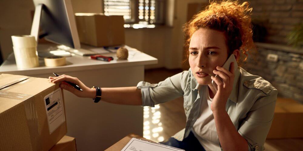 Zaniepokojona kobieta z nieswoją przesyłką