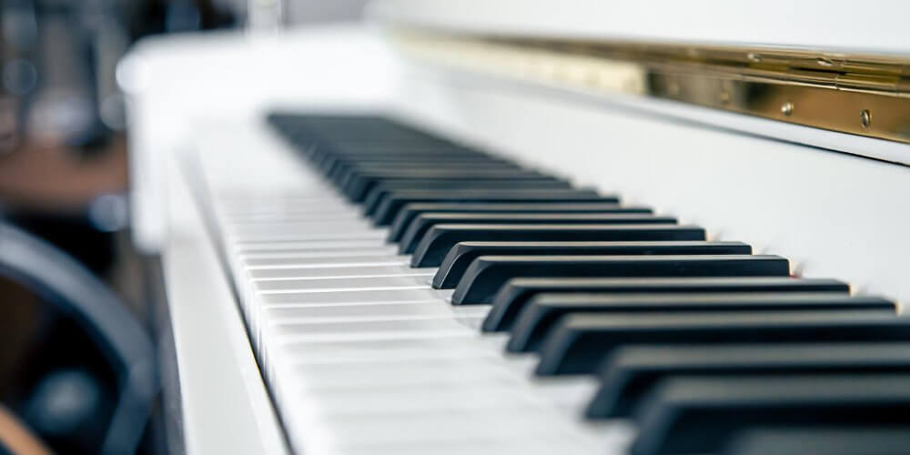 Zbliżenie na klawisze fortepianu